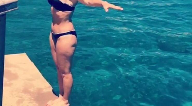 Ελληνίδα παρουσιάστρια "ανέβασε" βίντεο της με μαγιό χωρίς ρετούς