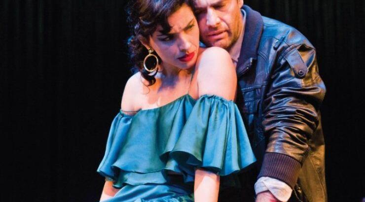 Η Στέλλα με τα κόκκινα γάντια