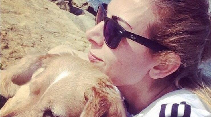 Μαρίνα Φιλιππίδου Θεοχάρους: Αγκαλιά με το σκύλο της στη θάλασσα
