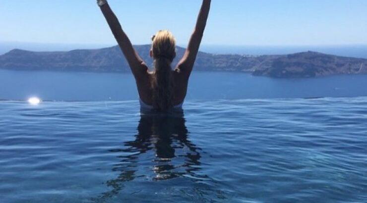 Ποια επώνυμη Κύπρια απολαμβάνει αυτή την θέα;