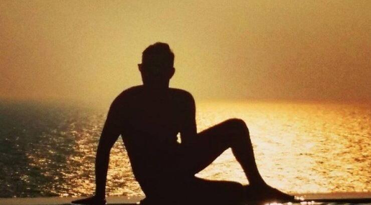 Επώνυμος Κύπριος απολαμβάνει τις διακοπές του σε πανέμορφο ελληνικό νησί