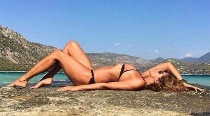 Υπέροχη και καλλίγραμμη στα 49 της η επώνυμη Ελληνίδα 