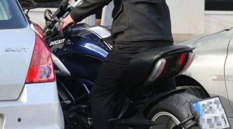 Επώνυμη Κύπρια ανεβαίνει τα σκαλιά της εκκλησίας