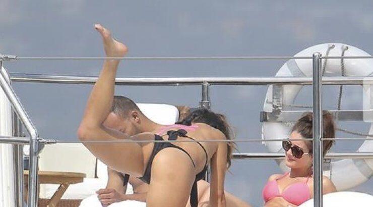 Ποια είναι η τραγουδίστρια που απολαμβάνει τον ήλιο κι εμείς... τα προσόντα της; 