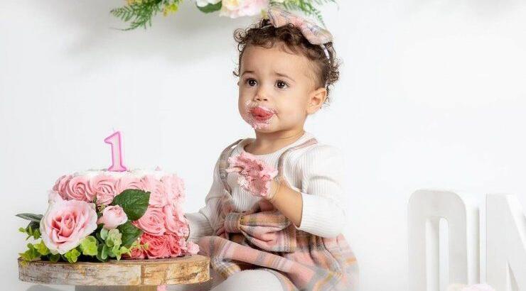 H κόρη ζευγαριού της κυπριακής showbiz έγινε ενός έτους και η φωτογράφηση της μας "έλιωσε"