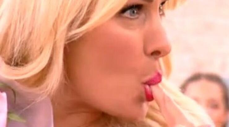  Τα γενέθλια της Μενεγάκη, το δάχτυλο στην τούρτα και τα μουγκρητά της on air!