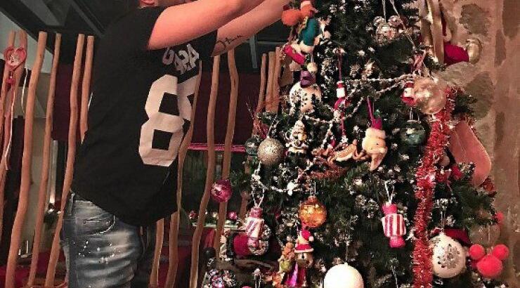 Γιώργος Τσαλίκης: Μας ξεναγεί στο υπέροχο διακοσμημένα σπίτι του για τα Χριστούγεννα