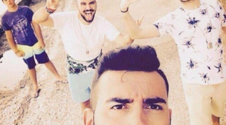 Ο αδερφός της Μενεγάκη ποζάρει στο σπίτι του στη Λευκωσία