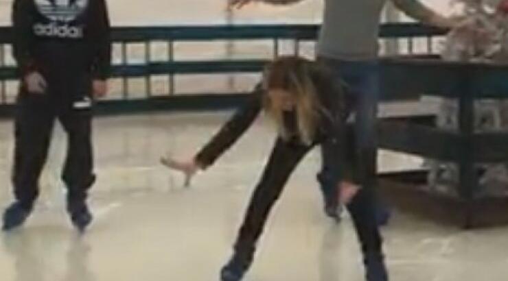 Τρελό γέλιο: Δείτε τη Γωγώ Αλεξανδρινού να "προσπαθεί" να κάνει πατινάζ!