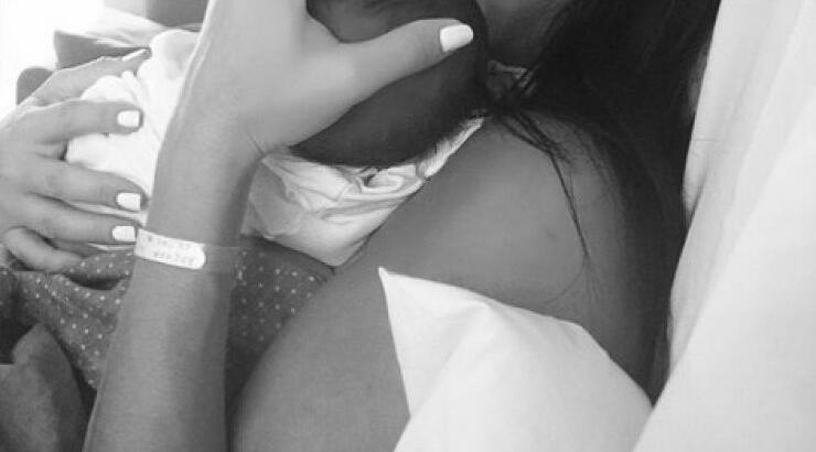 Η πρώτη φωτογραφία επώνυμης Ελληνίδας με τo νεογέννητo μωράκι της