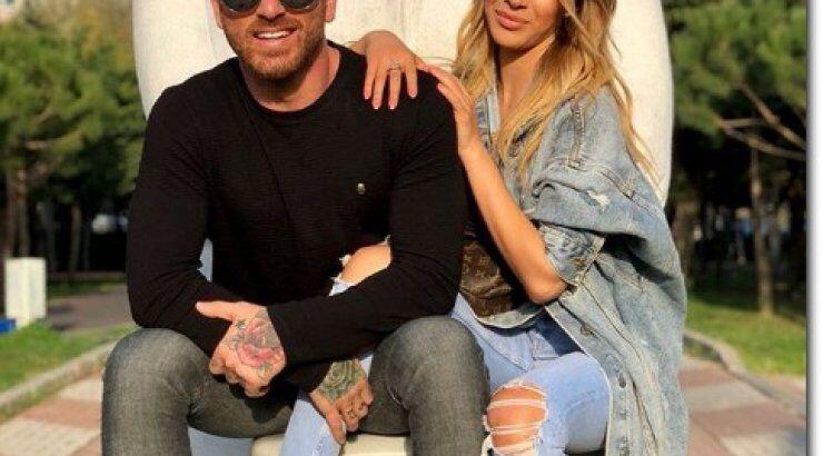 Δώρος Παναγίδης: Δείτε τι απάντησε όταν δημοσιογράφος ρώτησε την Αθηνά Χρυσαντίδου εάν θα ανεβούν τα σκαλιά της εκκλησίας [βίντεο]