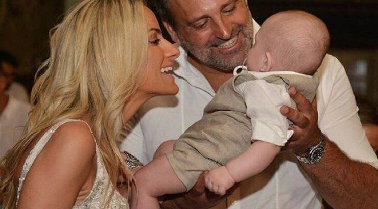 Έφη Παπαϊωάννου: Δείτε τον μικρό της γιο να παίζει κάτω από το χριστουγεννιάτικο δέντρο