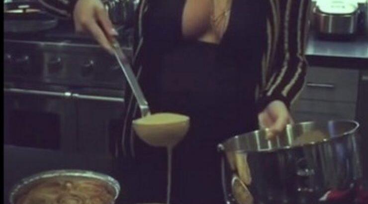 Μαγειρεύει για το γιορτινό τραπέζι με… βαθύ ντεκολτέ και προκαλεί!