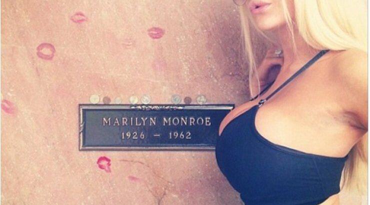 Δεν υπάρχει: Πόζαρε με το σουτιέν πάνω απο τον τάφο της Marilyn Monroe