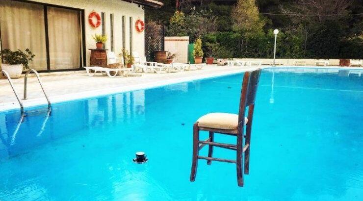 Ελλαδίτης ηθοποιός κερνάει καφέ στην παγωμένη από το χιονιά πισίνα