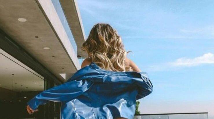 Κούκλα Ελληνίδα μοντέλο σήκωσε τα ρούχα της και έμεινε ημίγυμνη μέσα στο αεροπλάνο [εικόνα]