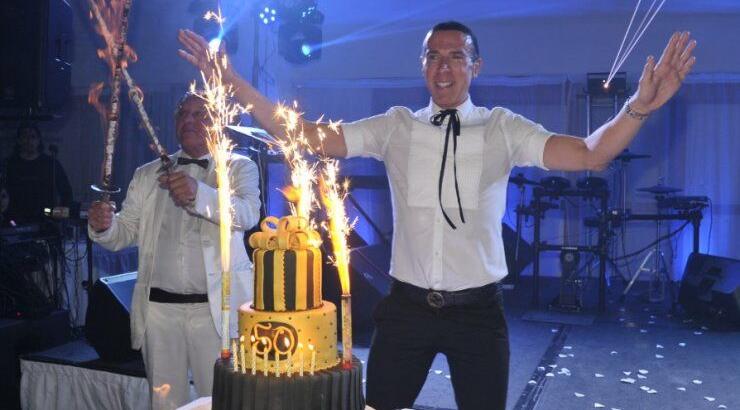 Με το ίδιο φόρεμα στο glamorous party του Δημήτρη Γαβαλά στη Λάρνακα δύο socialites