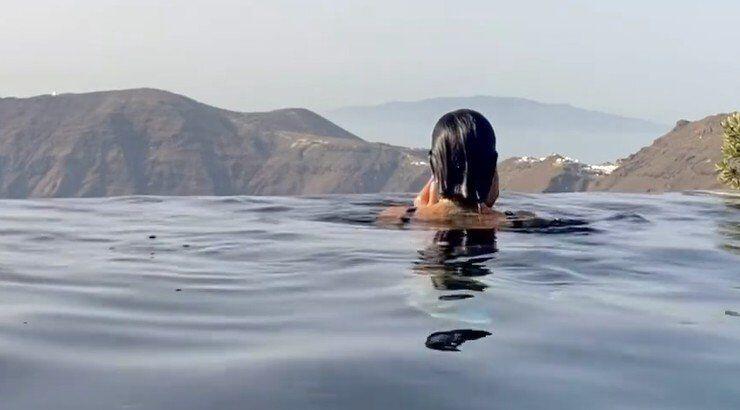 Κύπρια τραγουδίστρια: Αποκάλυψε την επική αντίδραση της όταν άκουσε πελάτισσα να λέει: "Έχει βάλει στήθος αυτή"