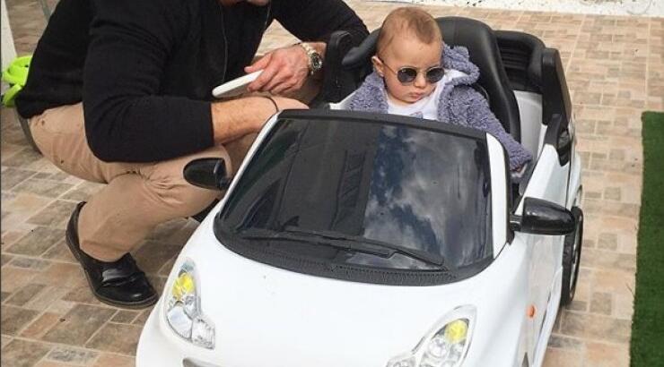 Λιώσαμε! Δείτε τον γιο του Κυριάκου Πελεκάνου να κάνει βόλτα με το νέο του αυτοκινητάκι [βίντεο]