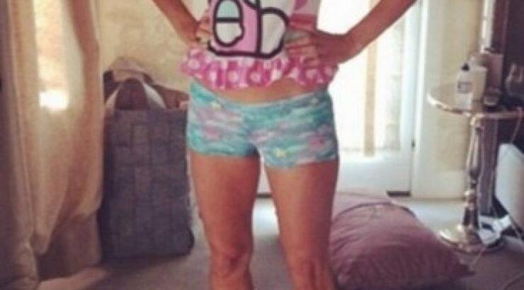 Σάλος στο διαδίκτυο: Celebrity χώρεσε στα ρούχα της 4χρονης κόρης της