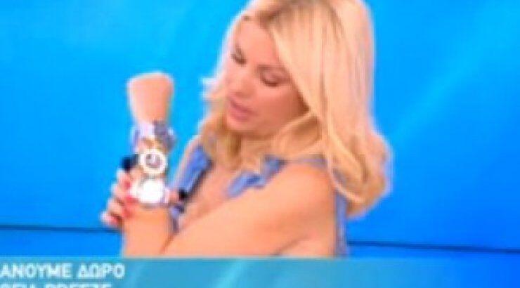 Eλένη Μενεγάκη: Ένιωσε άβολα on air για τις μελανιές στα χέρια της και έδωσε εξηγήσεις