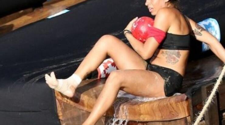 Δεν πήγε το μυαλό μας!  Ευρυδίκη Βαλαβάνη: Το μυστήριο με το "Σ" και την καρδούλα στην άμμο 