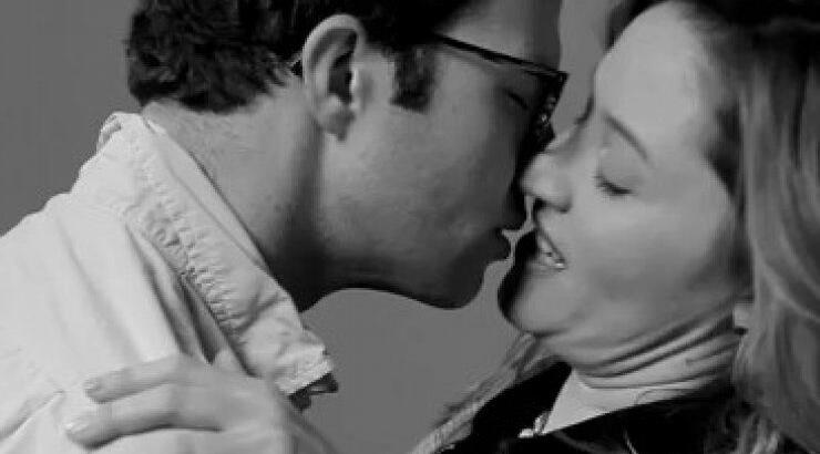 Το βίντεο που κάνει θραύση -Τι γίνεται όταν ζητάς από κάποιον να φιλήσει παθιασμένα έναν άγνωστο