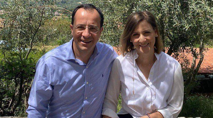 Χριστοδουλίδης - Καρσερά: Η κόρη τους Αικατερίνη παίζει ηλεκτρική κιθάρα και τραγουδά τη "Μηλιά [βίντεο]