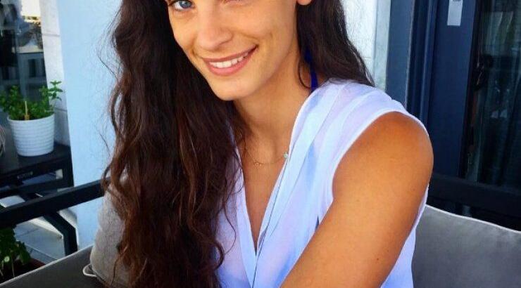 Βάζει φωτιά στο instagram η Χριστίνα Μπόμπα με sexy αποκαλυπτικό κόκκινο μαγιό