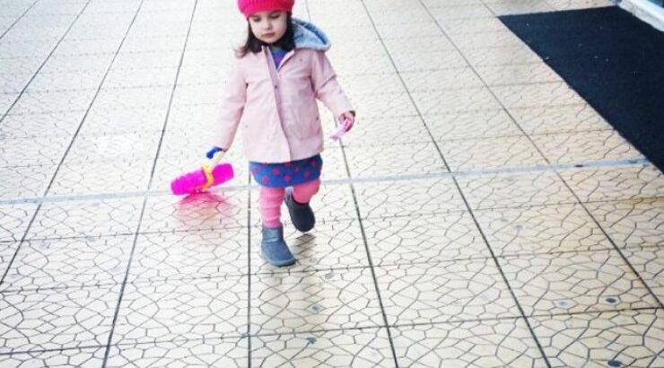 Η κορούλα γνωστού ζευγαριού της Κύπρου κλέβει τις εντυπώσεις στους δρόμους της Αθήνας