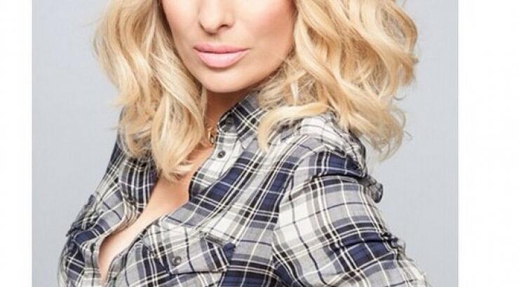 Ελένη Μενεγάκη: Διέψεύσε το δημοσίευμα που την ήθελε να...