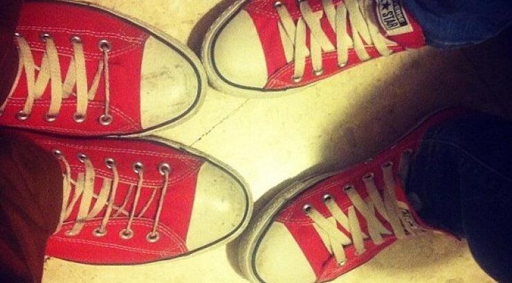 Ζευγάρι επώνυμων Κυπρίων κυκλοφορεί με τα ίδια παπούτσια!