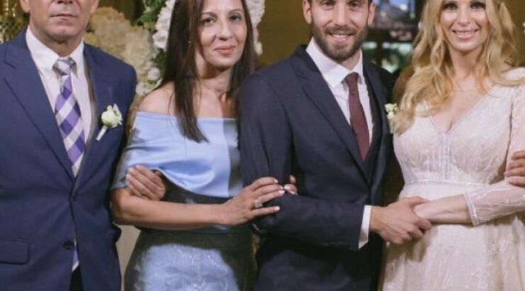 Δείτε τη Χριστιάνα Αριστοτέλους να χειροκροτά τον πεθερό της την ώρα που χορεύει ζεϊμπέκικο στο γαμήλιο party