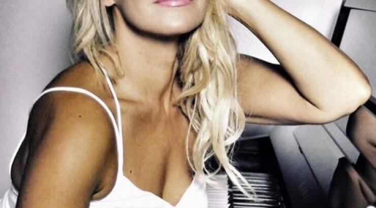 Η "Ξανθίππη" του "50-50" ποζάρει με μαγιό χωρίς ρετούς!