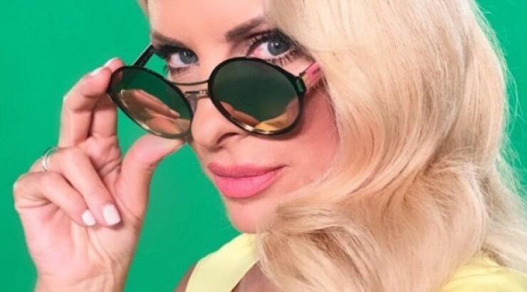 Η Ελένη Μενεγάκη ποζάρει με μαγιό στο instagram και οι συνεργάτες της δηλώνουν ο ένας μετά τον άλλον την αποχώρησή τους από την εκπομπή