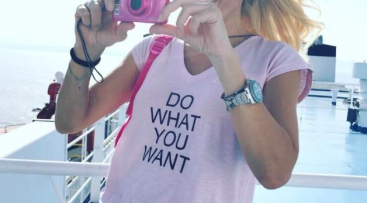 Η Ελένη Μενεγάκη ποζάρει στο σκάφος και μας δείχνει τους κοιλιακούς της