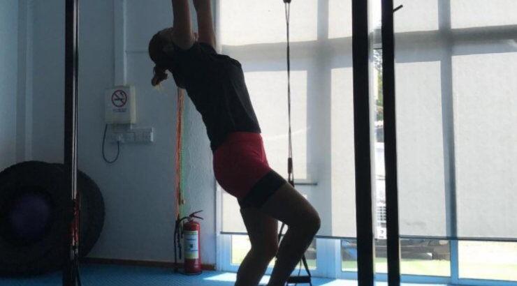 Επώνυμη Κύπρια συνεχίζει να γυμνάζεται και να διατηρείται σε φόρμα και το καλοκαίρι