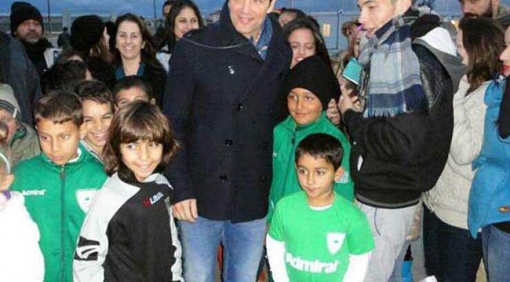 Σάκης Ρουβάς: Επισκέφθηκε τους ποδοσφαιριστές της Αναγέννησης Δερύνειας