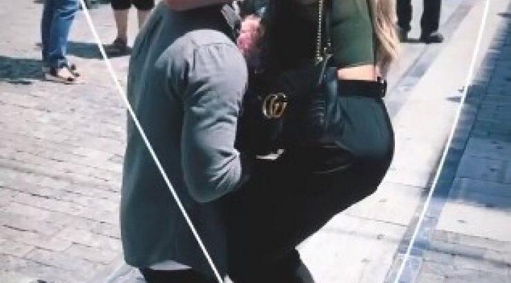 Πρωτότυπη πρόταση γάμου σε επώνυμη Κύπρια στο κέντρο της Αθήνας