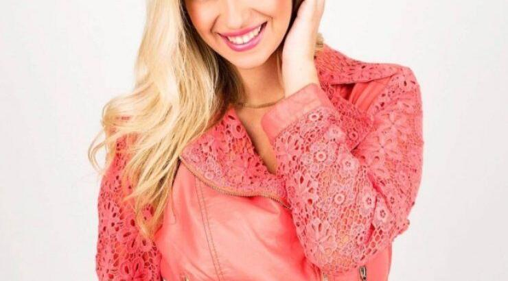 Η Αφροδίτη Γεωργίου μας δείχνει το μονόπετρο της!