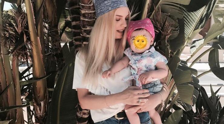 Η Αργυρώ γίνεται ενός και φωτογραφίζεται με την μαμά και τον μπαμπά