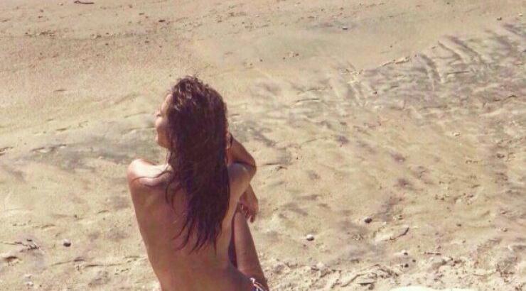Ελληνίδα παρουσιάστρια ποζάρει topless στην παραλία