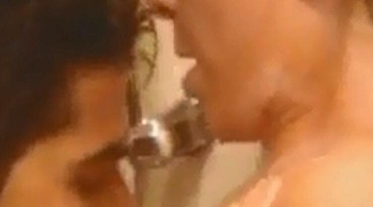 Πασίγνωστη Ελληνίδα milf ηθοποιός κάνει σεξ στην μπανιέρα με μικρότερο άνδρα [βίντεο]