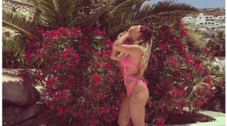 Επώνυμη Κύπρια κάνει διακοπές στη Μύκονο και ποζάρει ακομπλεξάριστη δείχνοντάς μας τις ατέλειες του σώματός της