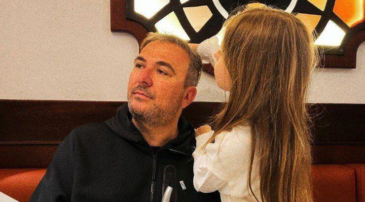 Αντώνης Ρέμος: Η τρυφερή αφιέρωση επί σκηνής στην κόρη του λέγοντας της πόσο την αγαπά 