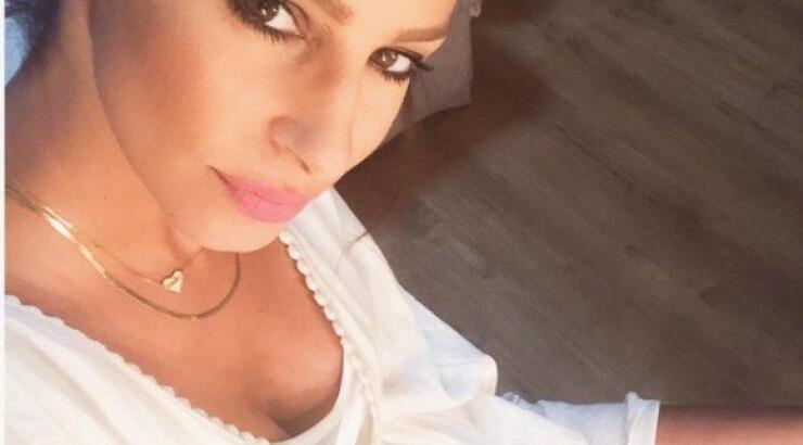 Δείτε το φόρεμα που επέλεξε η Κωνσταντίνα Ευριπίδου στο γάμο του Μιχάλη Σοφοκλέους και στοίχισε €9.95