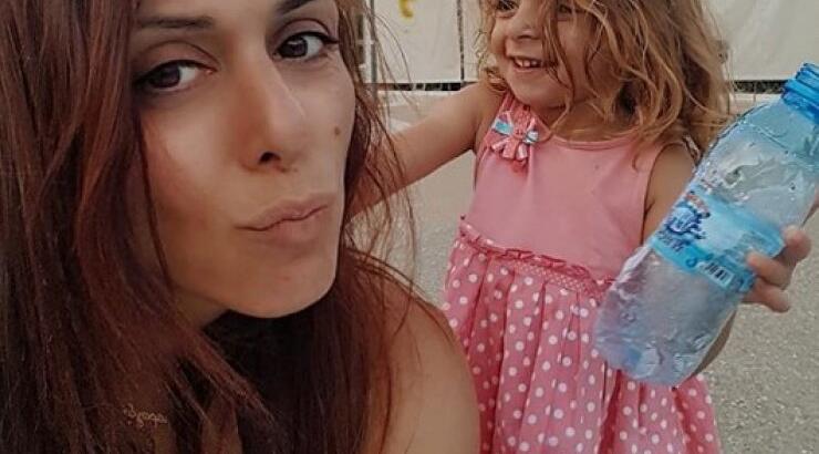 Κλάψαμε από το γέλιο! Δείτε την κόρης της Δανάης Χρήστου να φοράει τα ψηλοτάκουνα της ηθοποιού και να μακιγιάρεται