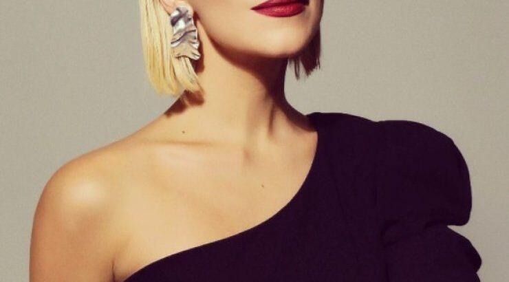 Τρελό γέλιο: Δείτε την τούμπα της Νάντιας Μπουλέ την ώρα που έκανε δηλώσεις στην κάμερα