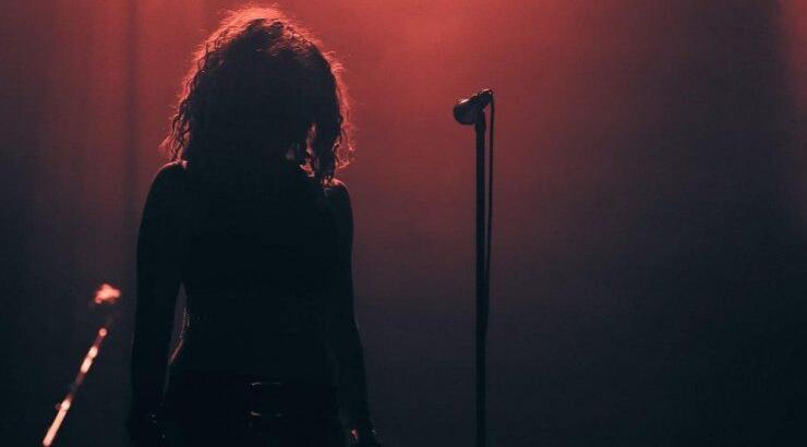 Κύπρια τραγουδίστρια έβαψε μπλε τα μαλλιά της και πήγε διακοπές στη Μήλο 