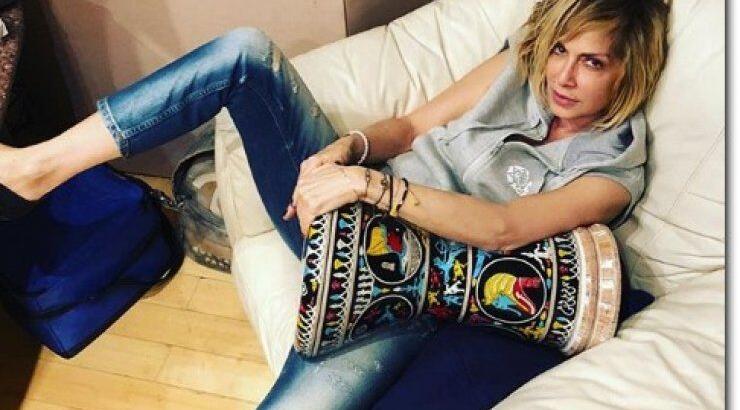 Τα βίντεο που δείχνουν την Άννα Βίσση να ανταλλάσσει φιλιά στο στόμα με νεαρό!